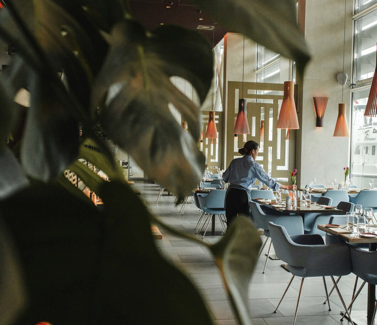 Interior de un restaurante con doble altura